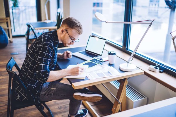 Comment un fournisseur de matériel de bureautique peut-il utiliser le content marketing pour éduquer ses clients B2B ?